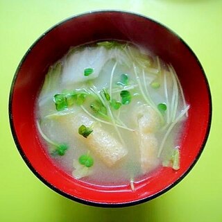 白菜とカイワレ大根油揚げの味噌汁